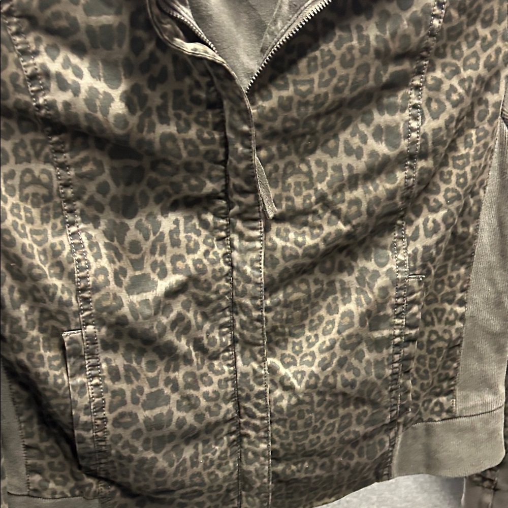 Chic Leopard Print Bomber Jacket - image 5